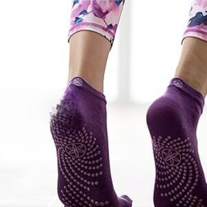 🔹️NWT Gaiam Purple Yoga Barre Set of 2 Grippy Socks